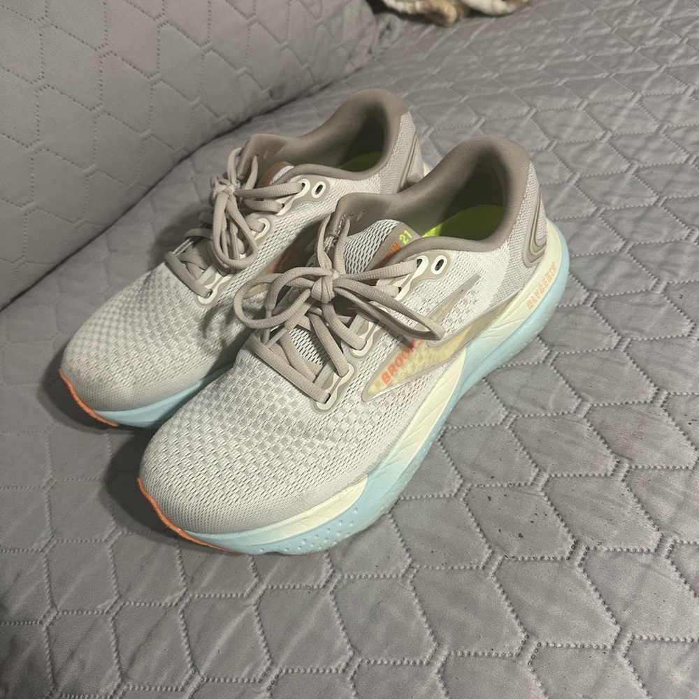Brooks Cream Running Shoes - Picture 5 of 6